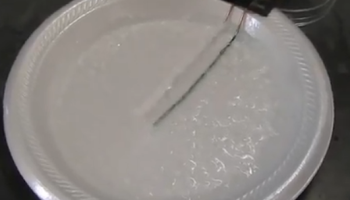 plastic plate with sodium polyacrylate solution and electrolytic set up 